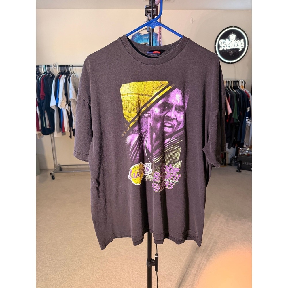 #52‎ -Kobe Bryant Lakers Majestic NBA Graphic Tee | 2XL | Black